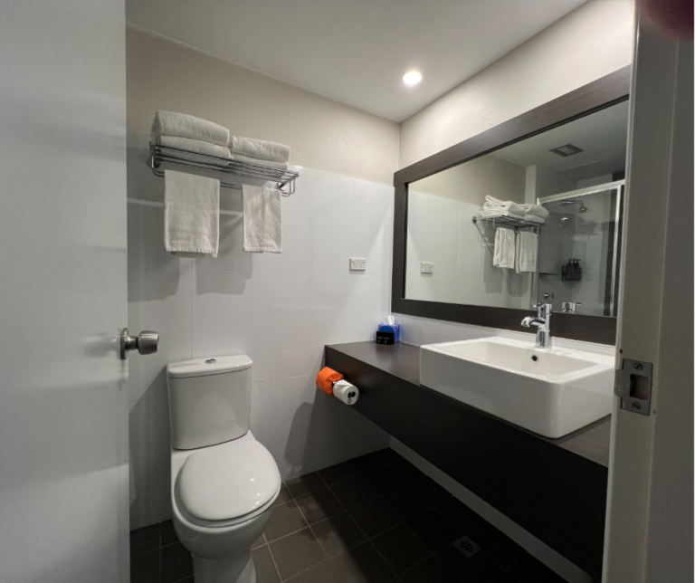 rydges geelong bathroom 1 768x644